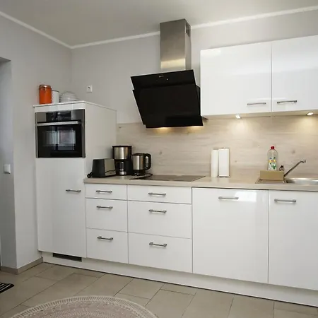 Nah Am Meer, Ruhige Lage, Gratis Nutzung Vom Ahoi Erlebnisbad Und Sauna In Sellin - Haus Büdnerstube 1 Apartamento