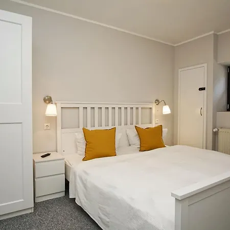 Nah Am Meer, Ruhige Lage, Gratis Nutzung Vom Ahoi Erlebnisbad Und Sauna In Sellin - Haus Büdnerstube 1 Apartamento Middelhagen