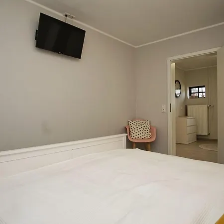 Nah Am Meer, Ruhige Lage, Gratis Nutzung Vom Ahoi Erlebnisbad Und Sauna In Sellin - Haus Büdnerstube 1