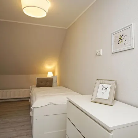 Nah Am Meer, Ruhige Lage, Gratis Nutzung Vom Ahoi Erlebnisbad Und Sauna In Sellin - Haus Büdnerstube 1 * Middelhagen