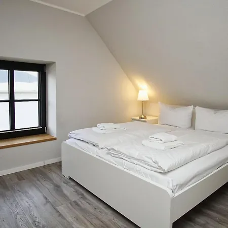 Nah Am Meer, Ruhige Lage, Gratis Nutzung Vom Ahoi Erlebnisbad Und Sauna In Sellin - Haus Büdnerstube 1 Apartamento Middelhagen