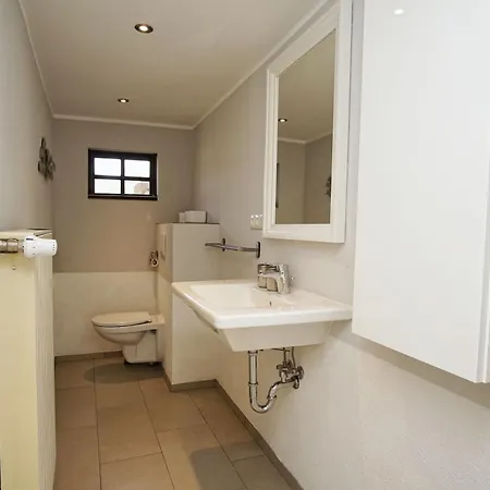 Nah Am Meer, Ruhige Lage, Gratis Nutzung Vom Ahoi Erlebnisbad Und Sauna In Sellin - Haus Büdnerstube 1 Middelhagen