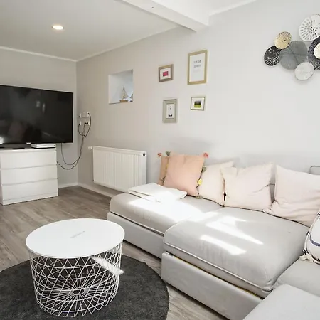 Nah Am Meer, Ruhige Lage, Gratis Nutzung Vom Ahoi Erlebnisbad Und Sauna In Sellin - Haus Büdnerstube 1 Apartamento *