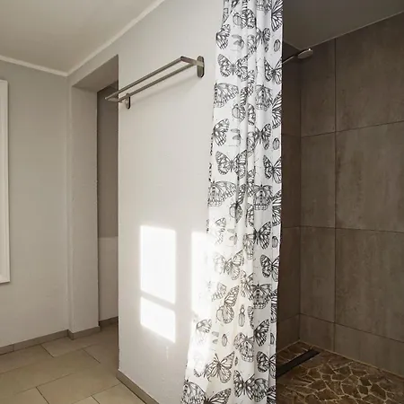 Nah Am Meer, Ruhige Lage, Gratis Nutzung Vom Ahoi Erlebnisbad Und Sauna In Sellin - Haus Büdnerstube 1 *